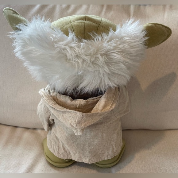 STAR WARS Lightsaber Battle Yoda Deluxe 16-inch Talking Action Plush - Picture 3 of 7